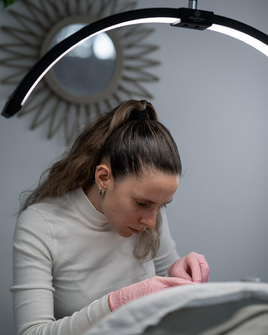 Caro trabajando en el consultorio